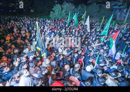 Gaza, Palestine - 07 mai 2022, les partisans du Hamas branlent les drapeaux tout en marchant vers le domicile du chef du Hamas Yahya Sinwar pour promettre leur allégeance aux dirigeants de la résistance et en réponse aux menaces israéliennes. L'armée israélienne a transmis un message au Hamas à Gaza qu'elle avait pris la décision de liquider Yahya Sinwar. Banque D'Images