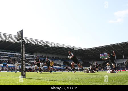 Sam Parry de l'Osprey court et marque un essai dans 2nd moitié. United Rugby Championship, Osprey v Dragons au stade Swansea.com de Swansea, au sud du pays de Galles, le dimanche 8th mai 2022. photo par Andrew Orchard/Andrew Orchard sports photographie/Alamy Live news Banque D'Images