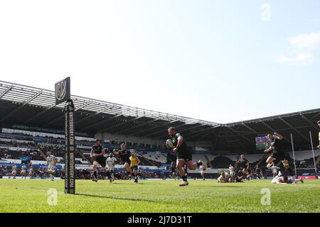 Sam Parry de l'Osprey court et marque un essai dans 2nd moitié. United Rugby Championship, Osprey v Dragons au stade Swansea.com de Swansea, au sud du pays de Galles, le dimanche 8th mai 2022. photo par Andrew Orchard/Andrew Orchard sports photographie/Alamy Live news Banque D'Images