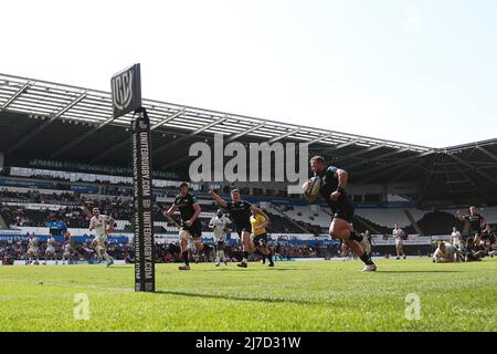 Sam Parry de l'Osprey court et marque un essai dans 2nd moitié. United Rugby Championship, Osprey v Dragons au stade Swansea.com de Swansea, au sud du pays de Galles, le dimanche 8th mai 2022. photo par Andrew Orchard/Andrew Orchard sports photographie/Alamy Live news Banque D'Images