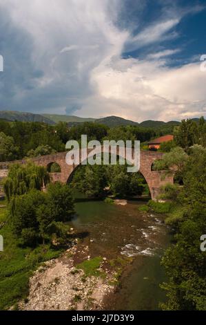 Explosé pendant la guerre civile espagnole des années 1930, le Pont Vell ou Vieux Pont sur la rivière ter à Sant Joan de les Abadesses, en Catalogne, Espagne. La structure actuelle est le résultat de réparations et de reconstructions après les tremblements de terre et les dommages de guerre, avec la structure originale du XIIe siècle transformée en un design élancé qui serait le pont gothique le plus léger de la péninsule ibérique. Banque D'Images