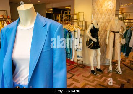 Barcelone, Espagne, Boutique de mode de luxe, Stella McCartney, boutique de créateurs , Vitrine de luxe pour mannequins Banque D'Images