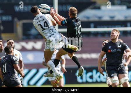 Swansea, Royaume-Uni. 8 mai 2022. Rio Dyer de Dragons et Gareth Anscombe d'Osprey vont monter pour un haut ballon pendant le match de championnat de rugby de Osprey v Dragons United. Crédit: Gruffydd ThomasAlamy Banque D'Images