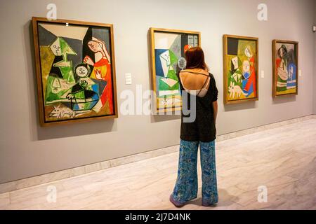 Barcelone, Espagne, Musée Pablo Picasso, femme debout par derrière, à l'intérieur, Galerie d'art regardant l'art abstrait moderne peintures de pablo picasso peinture art 20ème siècle Banque D'Images