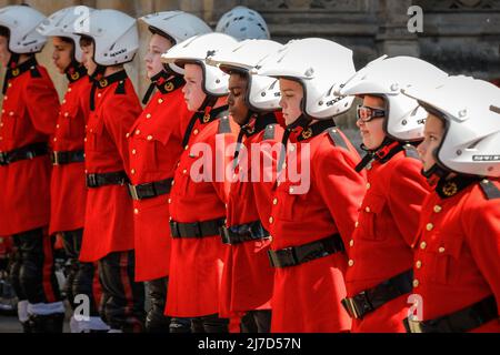 Londres, Royaume-Uni, 8th mai 2022. Les enfants vêtus d'uniformes de motards rouges colorés et de casques bordent l'entrée de l'abbaye de Westminster pendant que les membres du club entrent pour un service d'éducation et une bénédiction de vélos. Le club de moto 59 a été fondé par le révérend John Oates comme club de jeunesse à la Mission d'Eton, Hackney Wick et a grandi plus tard à Ace Cafe à Londres en 1962, célèbre son anniversaire de 60th avec un service d'église à l'abbaye de Westminster à Westminster aujourd'hui. Beaucoup des membres des clubs sont arrivés sur leurs vélos, en prenant la direction du Père Sergiy Diduk. Banque D'Images