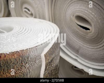 Rouleaux de mousse de polyéthylène enveloppée d'une feuille Banque D'Images