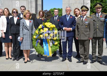 Andrij Melnyk, ambassadeur de l'Ukraine en Allemagne, visite le Mémorial de la guerre soviétique dans le parc Tiergarten à Berlin - le 8 mai 2022. Banque D'Images