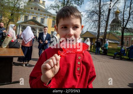 Moscou, Russie. 8th mai 2022. Croyants avant une procession croisée autour des églises du vieux-Rite Rogozhskaya Sloboda pendant la fête des Saints Myrrhbearers à Moscou, Russie. Les anciens croyants sont une communauté dissidente de chrétiens russes qui ont refusé de s'adapter aux efforts de modernisation de Tzar Pierre le Grand en 1741 qui ont conduit à un schisme de l'église orthodoxe russe. Nikolay Vinokurov/Alay Live News Banque D'Images