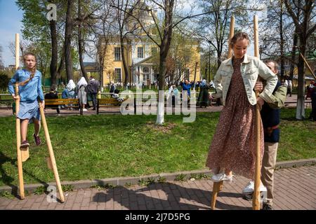 Moscou, Russie. 8th mai 2022. Les enfants jouent dans une rue avant une procession croisée autour des églises du Rogozhskaya Old-Rite Sloboda pendant la fête des myrrhbearers à Moscou, en Russie. Nikolay Vinokurov/Alay Live News Banque D'Images