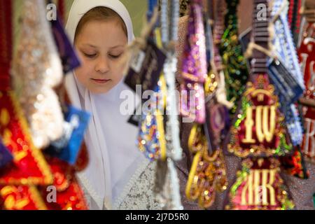 Moscou, Russie. 8th mai 2022. Un croyant choisit une lestovka sur le marché de la croyance ancienne Rogozhskaya pendant la fête des myrrhbearers à Moscou, en Russie. Lestovka est un type spécial de corde de prière en cuir, une fois en usage général dans la vieille Russie, et est encore utilisé par les vieux croyants russes aujourd'hui. Nikolay Vinokurov/Alay Live News Banque D'Images