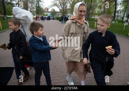 Moscou, Russie. 8th mai 2022. Les enfants jouent dans une rue avant une procession croisée autour des églises du Rogozhskaya Old-Rite Sloboda pendant la fête des myrrhbearers à Moscou, en Russie. Nikolay Vinokurov/Alay Live News Banque D'Images