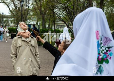 Moscou, Russie. 8th mai 2022. Les enfants jouent dans une rue avant une procession croisée autour des églises du Rogozhskaya Old-Rite Sloboda pendant la fête des myrrhbearers à Moscou, en Russie. Nikolay Vinokurov/Alay Live News Banque D'Images