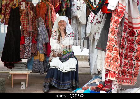 Moscou, Russie. 8th mai 2022. Une femme vend des vêtements nationaux sur le marché de la croyance ancienne de Rogozhskaya pendant la fête des myrrhbearers à Moscou, en Russie. Nikolay Vinokurov/Alay Live News Banque D'Images