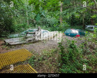 Sculpture d'autruche par David Hartland au parc de sculptures de Cotswold à Somerford Keynes nr Cirencester Gloucestershire Banque D'Images
