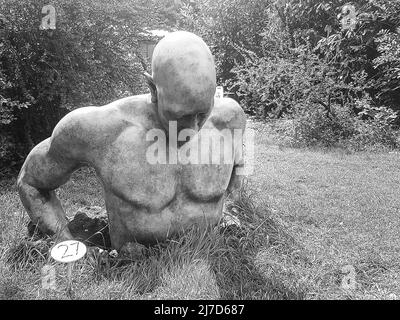 Photo monochrome de la sculpture métamorphane de John Williams au parc de sculptures de Cotswold à Somerford Keynes nr Cirencester Gloucestershire Banque D'Images