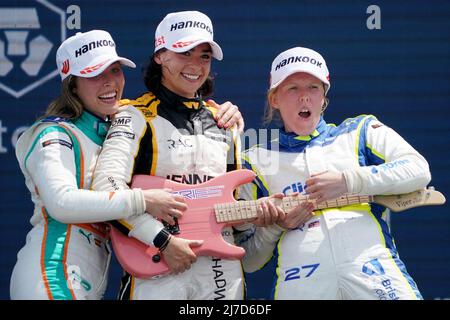 Miami Gardens, Floride, 08/05/2022, pilote espagnol de la série W Marta Garcia, pilote britannique de la série W Jamie Chadwick, Et Emma Kimiläinen, pilote finlandais de la série W, est vue lors de la cérémonie du podium après la deuxième course de la série W au Grand Prix​ de Formule 1 de Miami à l'aérodrome international de Miami à Miami Gardens, en Floride, le dimanche 8 mai 2022. Photo de Greg Nash/UPI Banque D'Images