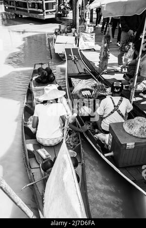 Pattaya, Thaïlande - 6 décembre 2009: Vendeurs de nourriture de rue en bateaux au marché flottant de Pattaya. Photographie en noir et blanc Banque D'Images