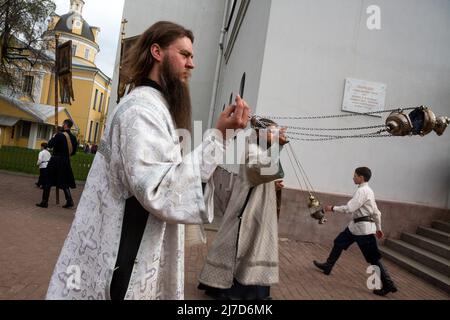 Moscou, Russie. 8th mai 2022. Les croyants prennent part à la procession croisée autour des églises de Rogozhskaya Old-Rite Sloboda pendant la fête des Saints Myrrhbearers à Moscou, en Russie. Les anciens croyants sont une communauté dissidente de chrétiens russes qui ont refusé de s'adapter aux efforts de modernisation de Tzar Pierre le Grand en 1741 qui ont conduit à un schisme de l'église orthodoxe russe Banque D'Images