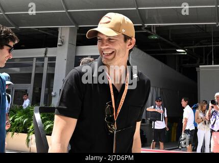 8th mai 2022; Miami, Floride, États-Unis; Ashton Kutcher visite le paddock avec ses enfants avant le début du Grand Prix de Formule 1 CRYPTO.COM de Miami Banque D'Images