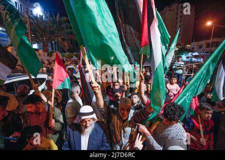 Les partisans du Hamas branlent les drapeaux tout en marchant vers le domicile du chef du Hamas Yahya Sinwar pour faire allégeance aux dirigeants de la résistance et en réponse aux menaces israéliennes. L'armée israélienne a transmis un message au Hamas à Gaza qu'elle avait pris la décision de liquider Yahya Sinwar. (Photo de Yousef Masoud / SOPA Images/Sipa USA) Banque D'Images