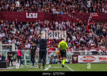 Stadio Olimpico Grande Torino, Italie, 7/05/2022, Luciano Spalletti entraîneur en chef de SSC Napoli accueille les fans lors de la série Un match de football 2021/22 entre le FC de Turin et le SSC Napoli au Stadio Olimpico Grande Torino. (Score final ; Torino FC 0 - 1 SSC Napoli) Banque D'Images