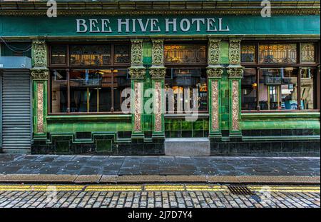 L'extérieur de la maison publique de l'hôtel Beehive fait face à des carreaux vitrés verts et jaunes. High Bridge , Newcastle upon Tyne, Angleterre. Banque D'Images