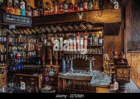 Le pub traditionnel à l'intérieur intérieur de Haunch of Venison public house, Salisbury, Wiltshire, Angleterre, Royaume-Uni Banque D'Images