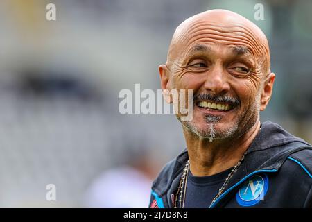 Luciano Spalletti entraîneur en chef de SSC Napoli souriant lors de la série Un match de football 2021/22 entre le FC de Turin et le SSC Napoli au Stadio Olimpico Grande Torino. (Score final ; Torino FC 0 - 1 SSC Napoli) (photo de Fabrizio Carabelli / SOPA Images / Sipa USA) Banque D'Images