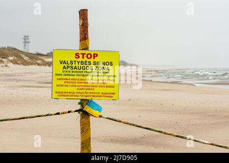 La frontière entre la Lituanie et l'enclave russe de Kaliningrad en Russie a été fermée en raison de sanctions imposées par l'Union européenne avec un panneau stop Banque D'Images