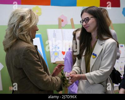 Kosice, Slovaquie. 08 mai 2022. La première dame des États-Unis, Jill Biden, est partie, rend visite à des mères ukrainiennes et à leurs enfants lors d’une visite de la fête des mères dans un centre de réfugiés, le 8 mai 2022 à Kosice, en Slovaquie. Crédit : ambassade des États-Unis Slovaquie/Département d'État/Alamy Live News Banque D'Images