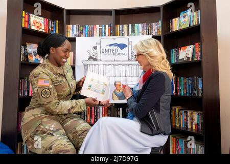 Mihail Kogalniceanu, Roumanie. 06 mai 2022. La première dame des États-Unis, Jill Biden, et le sergent d'état-major Sharon Rogers ont lu le livre de la prise de nuit lors d'une visite avec des soldats américains stationnés à la base aérienne de Mihail Kogalniceanu, le 6 mai 2022 à Mihail Kogalniceanu, en Roumanie. Crédit : Cameron Smith/White House photo/Alay Live News Banque D'Images