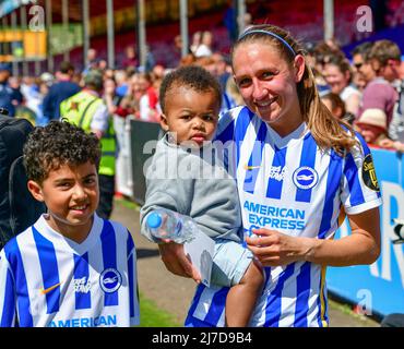 Crawley, Royaume-Uni, mai 8th 2022, Aileen Whelen de Brighton et Hove Albion à la suite du match de Super League des femmes FA entre Brighton & Hove Albion Women et Everton au People's Pension Stadium, le 8th 2022 mai à Crawley, au Royaume-Uni. (Photo de Jeff Mood/phcimages.com) Banque D'Images