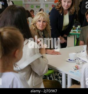 Kosice, Slovaquie. 08 mai 2022. Première dame des États-Unis, Jill Biden, centre, visites avec des mères ukrainiennes et leurs enfants lors d’une visite de la fête des mères dans un centre de réfugiés, le 8 mai 2022 à Kosice, Slovaquie. Crédit : ambassade des États-Unis Slovaquie/Département d'État/Alamy Live News Banque D'Images