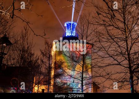 Zagreb, Croatie-Mars 19th 2022: Les célèbres monuments de la ville de Zagreb sur la ville haute peint dans des lumières colorées pendant la fête de la lumière Banque D'Images