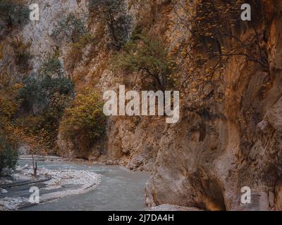 Randonnée le long de la gorge de Saklikent en Turquie. Saklikent Canyon est situé dans le sud de la Turquie. Il mesure 300 mètres de profondeur et 18 km de long. Banque D'Images