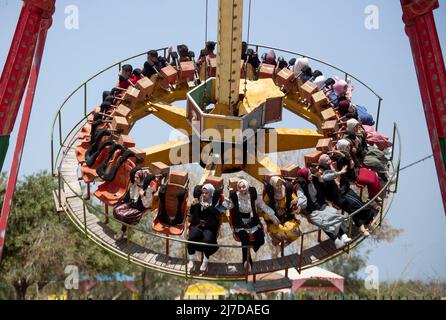 Les Palestiniens profitent d'une balade dans le parc d'attractions pendant les vacances d'Eid al-Fitr marquant la fin du mois Saint du Ramadan à Khan Yunis, dans le sud de Gaza. (Photo de Yousef Masoud / SOPA Images/Sipa USA) Banque D'Images