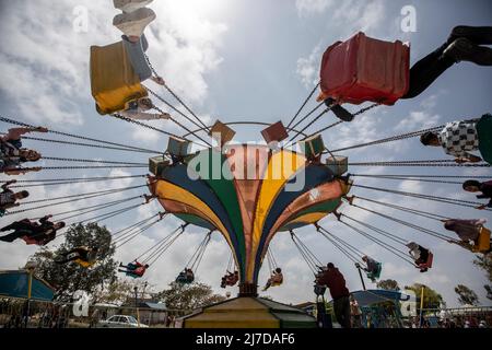 Les Palestiniens profitent d'une balade dans le parc d'attractions pendant les vacances d'Eid al-Fitr marquant la fin du mois Saint du Ramadan à Khan Yunis, dans le sud de Gaza. (Photo de Yousef Masoud / SOPA Images/Sipa USA) Banque D'Images