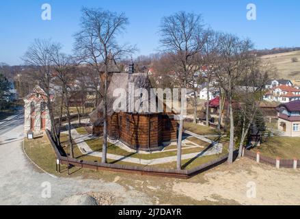 L'église gothique médiévale en bois de l'Archange Michael à Binarowa en Pologne. Construit au début du 16th siècle. Patrimoine mondial de l'UNESCO Banque D'Images