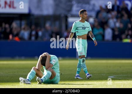 Rotterdam, pays-Bas, 8 mai 2022 ROTTERDAM - (lr) Erick Gutierrez de PSV Eindhoven, Mauro Junior de PSV Eindhoven déçu lors du match néerlandais entre Feyenoord et PSV au stade Feyenoord de Kuip le 8 mai 2022 à Rotterdam, pays-Bas. ANP MAURICE VAN STEEN Banque D'Images