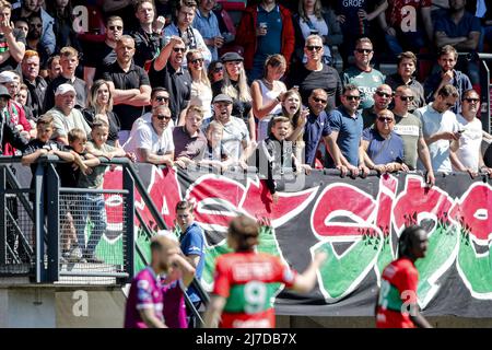 Rotterdam, pays-Bas, le 8 mai 2022 NIMÈGUE - fans dans les stands pendant le match néerlandais Eredivisie entre NEC et les aigles Vas-y à de Goffert le 8 mai 2022 à Nimègue, pays-Bas. ANP BART STOUTJEDIJK Banque D'Images