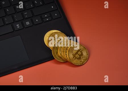 Pièces de crypto-monnaie Bitcoin sur clavier d'ordinateur portable, crypto-monnaie et système de paiement numérique, gros plan Banque D'Images