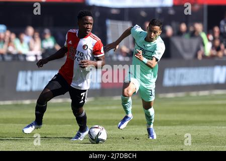 Rotterdam, pays-Bas, 8 mai 2022 ROTTERDAM - (lr) Luis Sinisterra de Feyenoord, Mauro Junior de PSV Eindhoven lors du match entre Feyenoord et PSV au stade Feyenoord de Kuip le 8 mai 2022 à Rotterdam, pays-Bas. ANP PIETER STAM DE YOUNG Banque D'Images