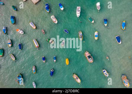 Vue panoramique aérienne des bateaux de pêche colorés à Marsaxlokk - petit village de pêche traditionnel dans la région sud-est de Malte Banque D'Images