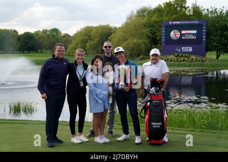 Le Thorbjorn Olesen danois pose avec le trophée après avoir remporté les maîtres britanniques de Betfred au Belfry, Sutton Coldfield. Date de la photo: Dimanche 8 mai 2022. Banque D'Images