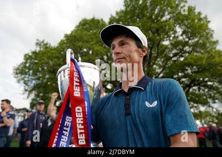 Le Thorbjorn Olesen danois pose avec le trophée après avoir remporté les maîtres britanniques de Betfred au Belfry, Sutton Coldfield. Date de la photo: Dimanche 8 mai 2022. Banque D'Images