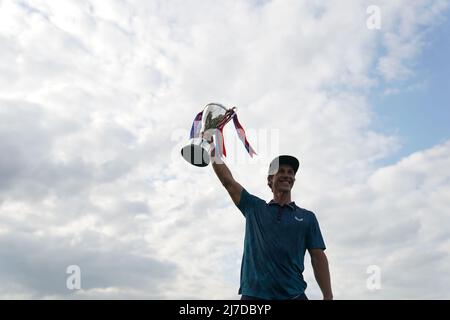 Le Thorbjorn Olesen danois pose avec le trophée après avoir remporté les maîtres britanniques de Betfred au Belfry, Sutton Coldfield. Date de la photo: Dimanche 8 mai 2022. Banque D'Images