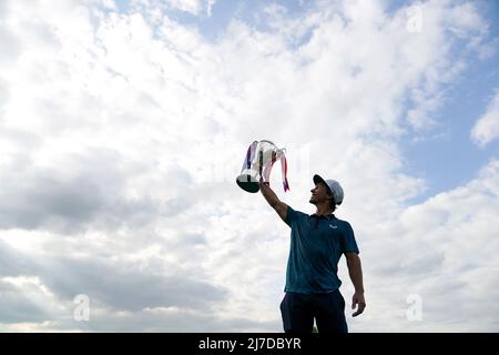 Le Thorbjorn Olesen danois pose avec le trophée après avoir remporté les maîtres britanniques de Betfred au Belfry, Sutton Coldfield. Date de la photo: Dimanche 8 mai 2022. Banque D'Images