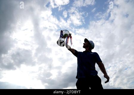 Le Thorbjorn Olesen danois pose avec le trophée après avoir remporté les maîtres britanniques de Betfred au Belfry, Sutton Coldfield. Date de la photo: Dimanche 8 mai 2022. Banque D'Images