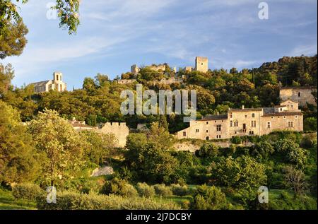 Vue générale au coucher du soleil de l'Oppede le Vieux dans le Luberon Banque D'Images