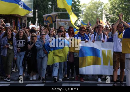 8 mai 2022, Bruxelles, région de Bruxelles-capitale, Belgique: Des manifestants tiennent des drapeaux ukrainiens lors d'une marche pour l'Ukraine avant la Journée de l'Europe le 9 mai à Bruxelles, Belgique, le 8 mai 2022. (Credit image: © Valeria Mongelli/ZUMA Press Wire) Banque D'Images